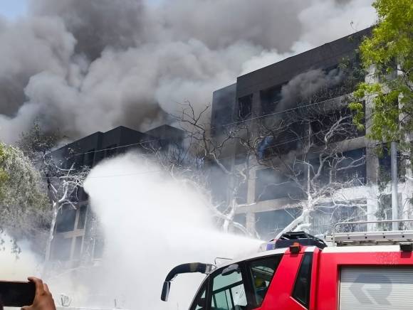 242명을 태운 에어인디아 여객기가 12일(현지시간) 인도 서부 구자라트주 아마다바드 공항 근처에서 추락했다. 사진은 사고 현장에서 연기가 치솟는 모습. 2025.6.12 엑스