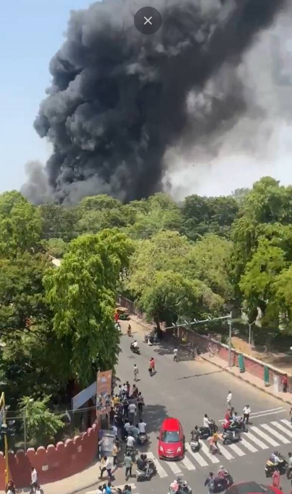 242명을 태운 에어인디아 여객기가 12일(현지시간) 인도 서부 구자라트주 아마다바드 공항 근처에서 추락했다. 사진은 사고 현장에서 연기가 치솟는 모습. 2025.6.12 엑스