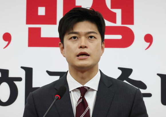 국민의힘 김용태 비상대책위원장이 12일 국회에서 ‘검찰 해체 4법’ 관련 입장 발표를 하고 있다. 연합뉴스
