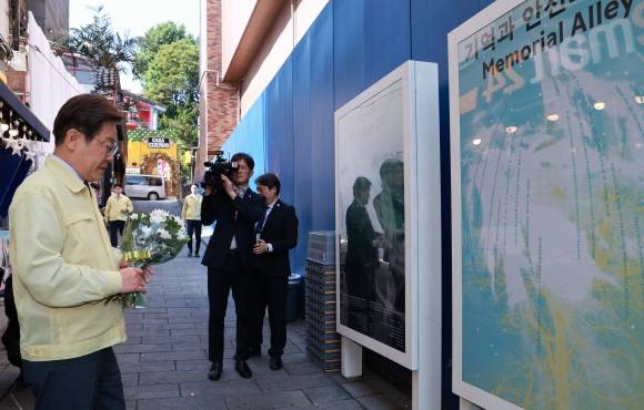 이재명 대통령, 이태원참사 현장 헌화 - 이재명 대통령이 12일 서울 용산구 이태원 참사 현장 ‘10·29 기억과 안전의 길’에서 헌화하고 있다. 연합뉴스