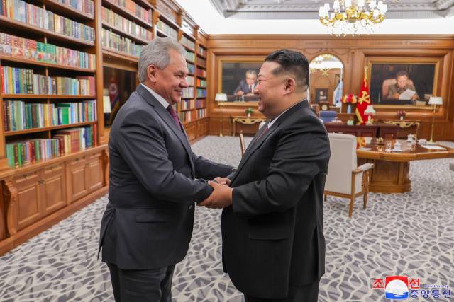 김정은(오른쪽) 북한 국무위원장과 세르게이 쇼이구 러시아 안전이사회 서기장이 지난 4일 평양에서 만나 반갑게 인사하고 있다. 연합뉴스