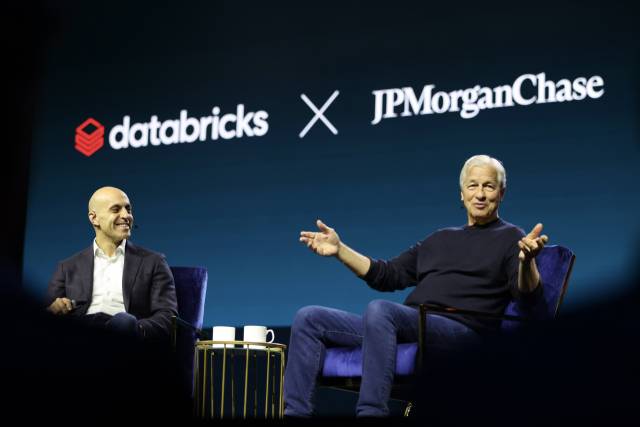제이미 다이먼(오른쪽) JP모건체이스 회장이 11일(현지 시간) 미 샌프란시스코에서 열린 ‘데이터+AI 서밋 2025’ 기조연설 무대에서 알리 고드시 데이터브릭스 CEO와 대담 중이다. 사진제공=데이터브릭스