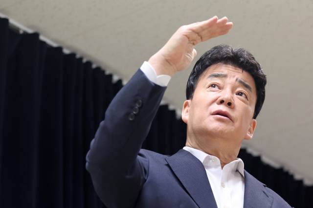 서울 서초구 스페이스쉐어 강남역센터에서 열린 첫 정기 주주총회를 마친 뒤 언론 앞에서 입장 표명 및 질의 응답 시간을 갖고 있다. 연합뉴스