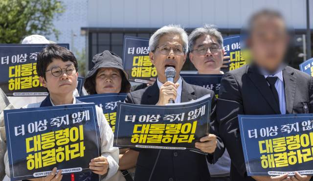 12일 서울 용산구 대통령실 앞에서 열린 태안화력 고 김충현 비정규직 노동자 사망사고 대책위원회 출범 기자회견에서 대책위 공동대표인 민주노동당 권영국 대표가 발언하고 있다. 연합뉴스