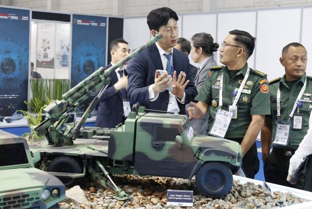 인도네시아 자카르타에서 11일(현지시간) 개막한 방위산업 전시회 ‘INDO Defence 2025 Expo & Forum’에서 참관객들이 현대위아 방산 제품을 살펴보고 있다. 사진제공=현대위아