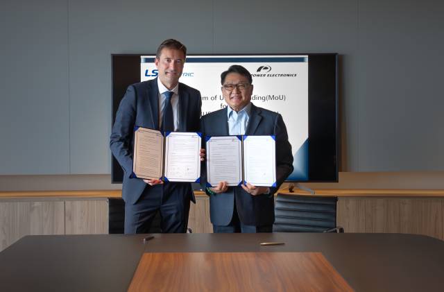 구자균(오른쪽) LS일렉트릭 회장과 데이비드 살보 파워일렉트로닉스 최고경영자(CEO)가 스페인 발레시아 파워일렉트로닉스 본사에서 글로벌 에너지저장장치(ESS) 전용 변압기 등 전력기기 공급 협력에 관한 양해각서(MOU)를 체결하고 기념 촬영을 하고 있다. 사진 제공=LS일렉트릭