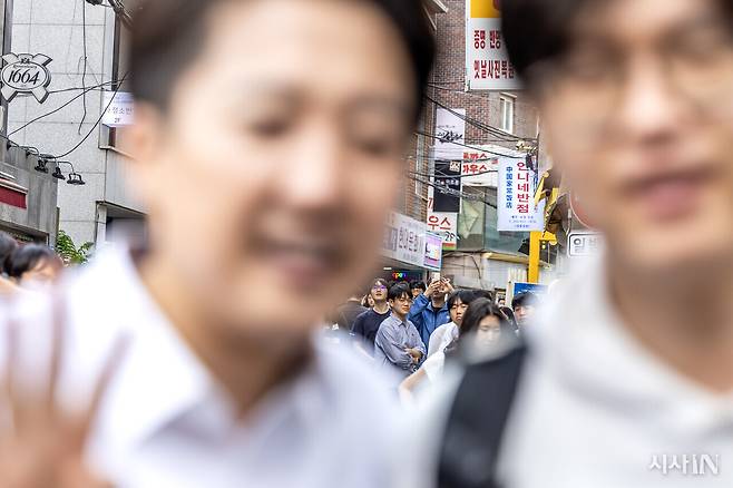 5월29일 이준석 개혁신당 대선후보(왼쪽)가 서울 성북구 고려대 인근에서 선거유세를 하던 중, 그의 여성혐오 발언에 항의하던 학생들이 이 후보를 바라보고 있다.ⓒ시사IN 박미소