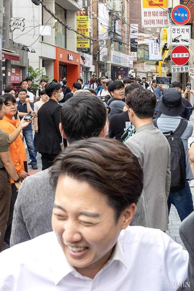 5월29일 이준석 개혁신당 대선후보가 서울 성북구 고려대 인근에서 선거유세를 하던 중, 이 후보의 여성혐오 표현을 비판하던 한 학생(뒤 가운데)이 경찰에게 제지되고 있다. ⓒ시사IN 박미소&nbsp;