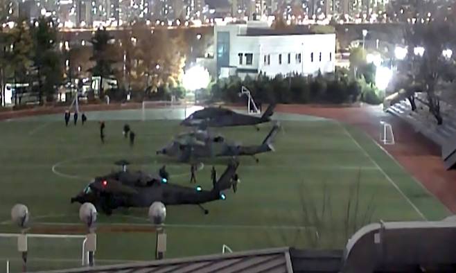 2024년 12월3일 오후 11시49분, 첫 번째 헬기가 국회 운동장에 착륙했다. ⓒ국회사무처제공