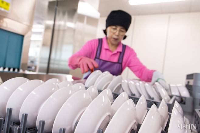 공공세척센터 직원이 기계 세척을 마친 다회용 접시를 정리하고 있다. ⓒ시사IN 신선영