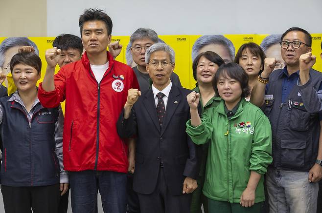 권영국 민주노동당 대선후보(가운데)를 비롯한 사회대전환 선거대책위원들이 6월4일 서울 구로구 민주노동당 당사에서 열린 21대 대선 결과 입장 발표 기자회견을 마친 뒤 기념 촬영을 하고 있다. ⓒ연합뉴스