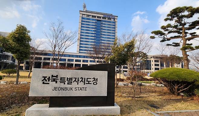 새 정부 출범과 함께 공공기관의 2차 지방 이전 움직임이 가팔라지고 있는 가운데 정작 전북은 구경꾼으로 전락할 처지다. 전북특별자치도(전북도)가 전담부서를 두고 중점유치 대상 기관에 대한 유치활동을 2년 넘게 펼치고 있으나 성적표가 초라하기 때문이다. 전북도청 전경 ⓒ시사저널