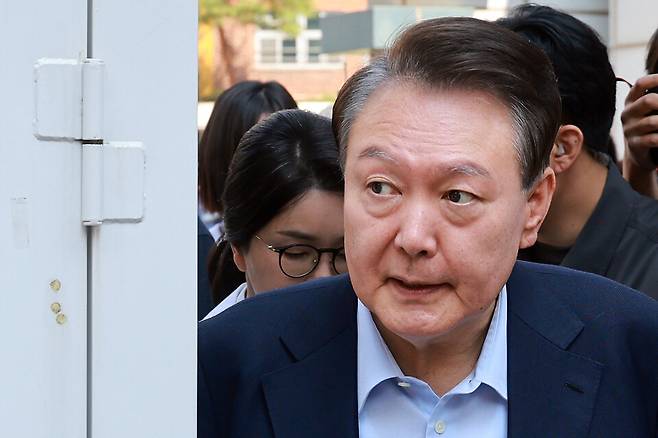 윤석열 전 대통령과 김건희 여사가 지난 3일 서울 서초구 서초4동제3투표소에서 투표를 마친 뒤 차량으로 향하고 있다. ⓒ연합뉴스