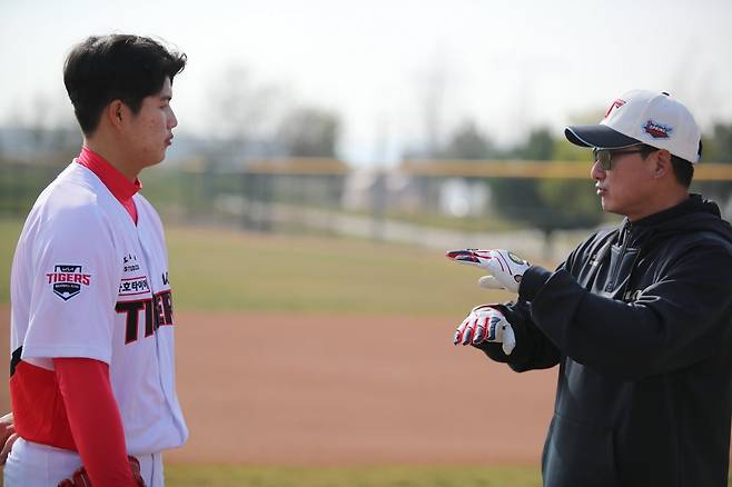 KIA 김태형(왼쪽)은 11일 생애 첫 1군에 등록됐다. 그는 2025년 신인드래프트 1라운드 전체 5순위 유망주로 많은 기대를 받고 있다. 사진제공｜KIA 타이거즈