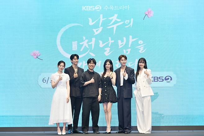 배우 권한솔(왼쪽부터), 옥택연, 이웅희 감독과 서현, 서범준, 지혜원이 11일 오후 서울 신도림 디큐브시티 더 세인트 웨딩홀에서 열린 KBS2 새 수목극 ‘남주의 첫날밤을 가져버렸다’ 제작발표회에 참석해 포즈를 취하고 있다. 사진 KBS