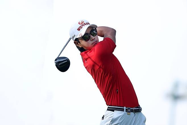 이형준이 12일 경기 안산시 더헤븐CC에서 열린 하나은행 인비테이셔널 1라운드 11번 홀에서 티샷을 하고 있다. KPGA 제공