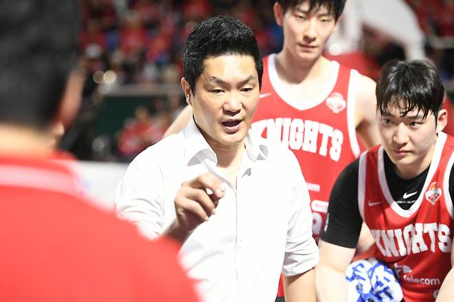 작전 지시하는 서울 SK 전희철 감독. KBL 제공