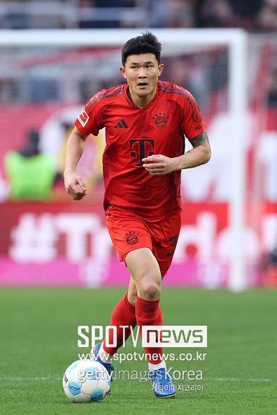 ▲ 사우디 매체 'mes7at'은 12일(한국시간) "알나스르가 이번 여름 첫 계약 마무리를 눈앞에 뒀다. 영입 대상은 스물아홉 살의 한국인 스타 수비수 김민재"라고 전했다. "알나스르 수뇌부는 지난 며칠간 뮌헨 측과 긍정적인 분위기 속에서 협상을 진행해왔다. 김민재 역시 사우디행에 전향적이라 계약이 성사될 가능성이 높다"고 덧붙였다. 또 다른 사우디 매체 '알마르사드뉴스' 역시 "알나스르는 뮌헨 센터백 김민재 영입을 위해 막대한 금액을 배정했다. 5000만 유로에 이르는 매력적인 제안을 건넸는데 이는 뮌헨이 요구하는 액수에 부합한다"고 보도했다.