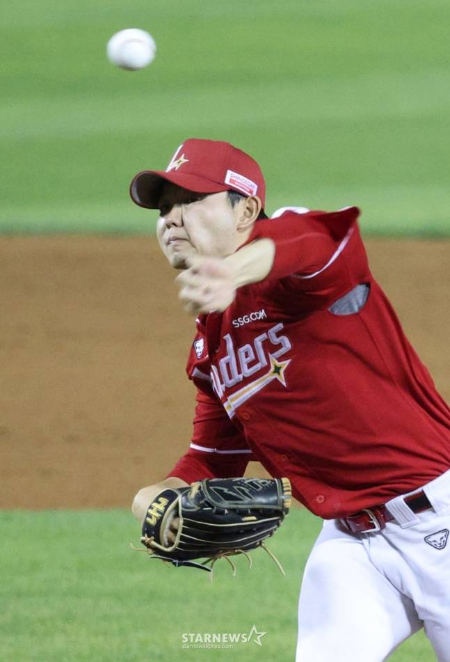 2025 신한 SOL Bank KBO리그 LG 트윈스 대 SSG 랜더스 경기가 10일 서울 잠실야구장에서 열렸다.  SSG 박시후가 4회말 구원 등판, 역투하고 있다. /사진=김진경 대기자