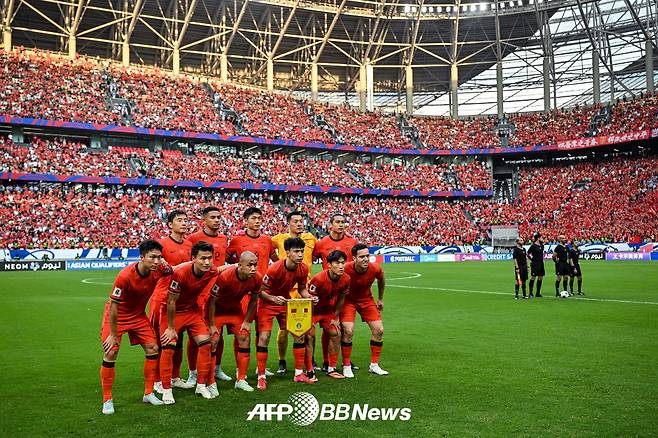 지난 10일 중국 충칭에서 열린 바레인과의 2026 국제축구연맹(FIFA) 북중미 월드컵 아시아 3차 예선에 나선 중국 대표팀 선수들. /AFPBBNews=뉴스1