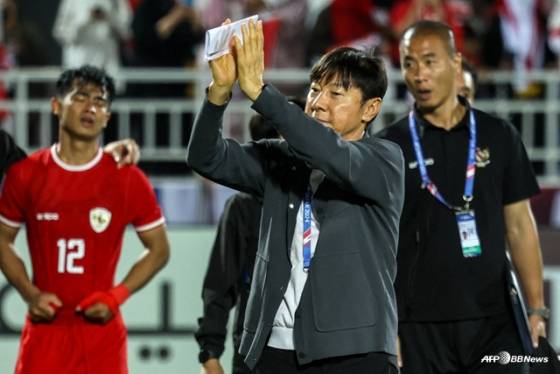 팬들에게 인사하는 신태용 감독(가운데). /AFPBBNews=뉴스1