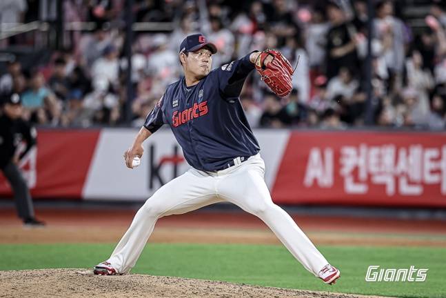 롯데 나균안이 11일 수원 KT전에서 투구하고 있다. /사진=롯데 자이언츠 제공