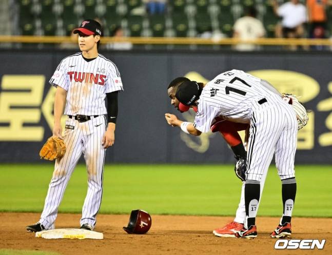 11일 잠실 SSG전에서 LG 구본혁(왼쪽)의 유니폼이 흙투성이가 됐다.
