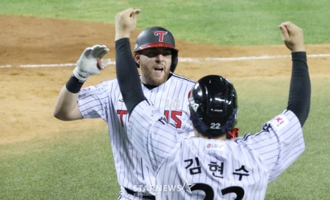 2025 신한 SOL Bank KBO리그 LG 트윈스 대 SSG 랜더스 경기가 11일 서울 잠실야구장에서 열렸다. LG 오스틴이 7회말 1사 1루에서 좌월 2점 홈런을 날리고 홈인한 후 김현수와 기뻐하고 있다. /사진=김진경 대기자