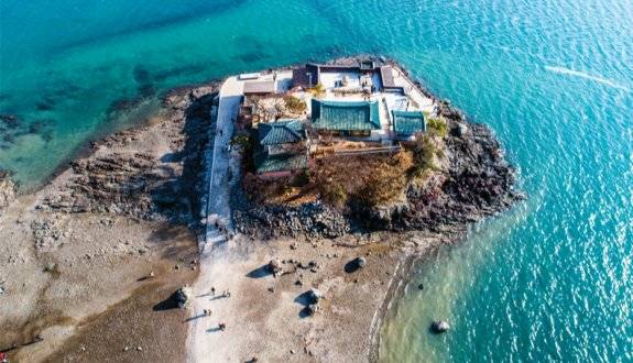 썰물 때면 길이 열려 걸어 들어갈 수 있는 충남 서산의 작은 섬 간월도와 그 안에 자리한 간월암. 무학대사가 이곳에서 도를 깨우쳤다는 이야기가 전해진다. GETTYIMAGES