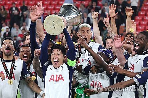 토트넘 팬 매체 '스퍼스웹'은 12일(한국시간) 유럽축구연맹(UEFA) 유로파리그 우승을 차지한 손흥민의 결승전 유니폼이 경매를 통해 역대급 금액으로 낙찰됐다고 전했다.&nbsp;연합뉴스