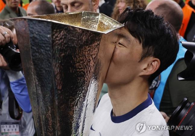 토트넘 팬 매체 '스퍼스웹'은 12일(한국시간) 유럽축구연맹(UEFA) 유로파리그 우승을 차지한 손흥민의 결승전 유니폼이 경매를 통해 역대급 금액으로 낙찰됐다고 전했다.&nbsp;연합뉴스