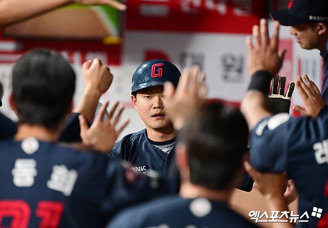 30일 오후 서울 구로구 고척스카이돔에서 열린 '2025 신한 SOL Bank KBO리그' 롯데 자이언츠와 키움 히어로즈의 경기, 4회초 2사 1,3루 롯데 손호영이 이호준의 1타점 2루타때 득점에 성공한 후 더그아웃에서 하이파이브를 하고 있다. 엑스포츠뉴스DB