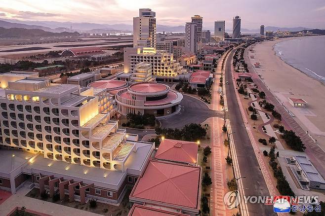 김정은, 완공된 갈마해안관광지구 시찰 (평양 조선중앙통신=연합뉴스) 김정은 북한 국무위원장이 지난 29일 완공된 갈마해안관광지구(원산시)의 준공한 여러 호텔들과 부대시설들을 돌아보았다고 조선중앙통신이 31일 보도했다. 이날 시찰에는 북한의 새총리로 임명된 박태성과 딸 주애 등이 동행했다. 통신은 갈마 해안관광지구가 내년 6월부터 운영한다고 보도했다.  2024.12.31 
    [국내에서만 사용가능. 재배포 금지. For Use Only in the Republic of Korea. No Redistribution] nkphoto@yna.co.kr