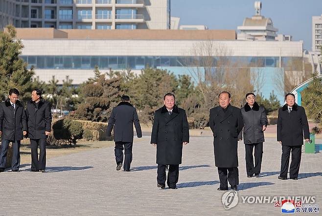 김정은, 완공된 갈마해안관광지구 시찰 (평양 조선중앙통신=연합뉴스) 김정은 북한 국무위원장이 지난 29일 완공된 갈마해안관광지구(원산시)의 준공한 여러 호텔들과 부대시설들을 돌아보았다고 조선중앙통신이 31일 보도했다. 이날 시찰에는 북한의 새총리로 임명된 박태성과 딸 주애 등이 동행했다. 통신은 갈마 해안관광지구가 내년 6월부터 운영한다고 보도했다.  2024.12.31 
    [국내에서만 사용가능. 재배포 금지. For Use Only in the Republic of Korea. No Redistribution] nkphoto@yna.co.kr