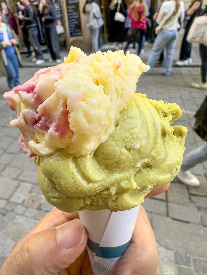 그라츠에서 맛본 아이스크림. 아랫부분의 연두색은 케른텐주 특산품인 호박씨오일로 만들었다. [사진/권혁창 기자]