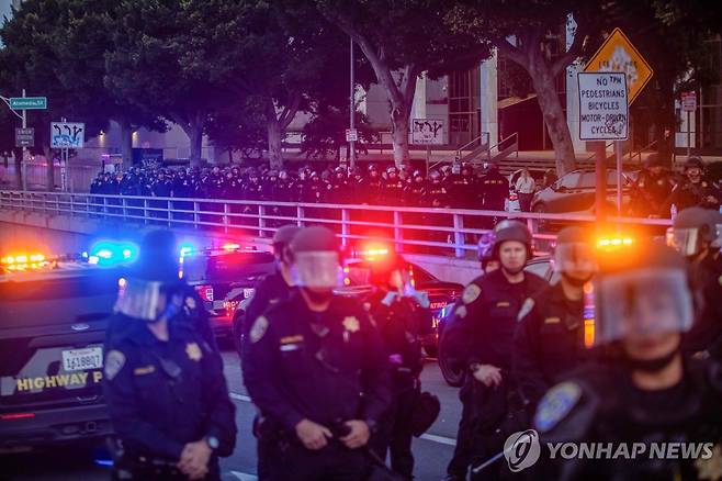 지난 10일 밤 캘리포니아 고속도로 순찰대가 통행금지령이 내려진 도심 고속도로 일대를 지키는 모습 [로스앤젤레스 AFP=연합뉴스. 재판매 및 DB 금지]