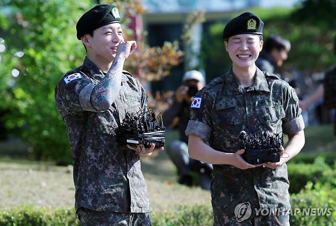 웃는 BTS 지민·정국 (연천=연합뉴스) 김병만 기자 = 육군 병장으로 만기 전역한 BTS 지민과 정국이 11일 경기 연천군 연천공설운동장에서 열린 기념행사에서 팬들에게 인사하며 웃고 있다. 2025.6.11 kimb01@yna.co.kr