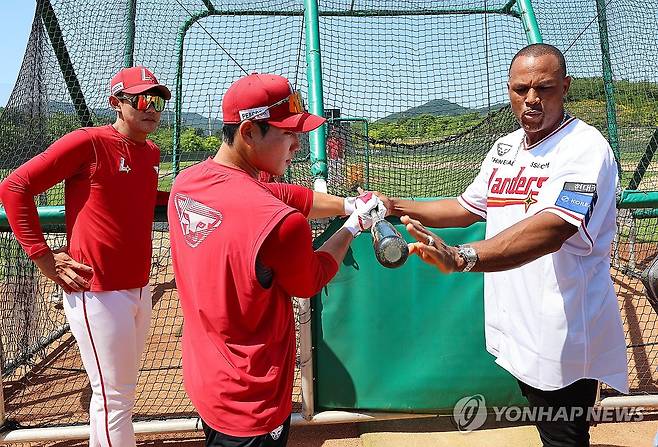 타격자세 코칭 하는 벨트레 (인천=연합뉴스) 임순석 기자 = 11일 인천 강화군 SSG 퓨처스필드에서 열린 SSG 퓨처스 선수단 'MLB 레전드 멘토링 데이' 에서  메이저리그에서 활약한 아드리안 벨트레가 퓨처스 선수에게 타격자세에 대해 코칭하고 있다. 2025.6.11 soonseok02@yna.co.kr
