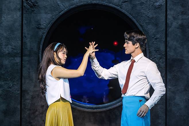 K뮤지컬 '어쩌면 해피엔딩', 미국 토니상 작품상 등 6관왕   (서울=연합뉴스) 미국 뉴욕 브로드웨이에 진출한 한국의 창작 뮤지컬 '어쩌면 해피엔딩'(Maybe Happyending)이 8일(현지시간) 미국의 연극·뮤지컬계 아카데미상이라 불리는 토니상의 뮤지컬 작품상, 극본상, 작사·작곡상, 무대디자인상, 연출상, 남우주연상을 수상했다. 사진은 '어쩌면 해피엔딩'의 브로드웨이 공연. 2025.6.9 [NHN링크 제공. 재판매 및 DB금지]