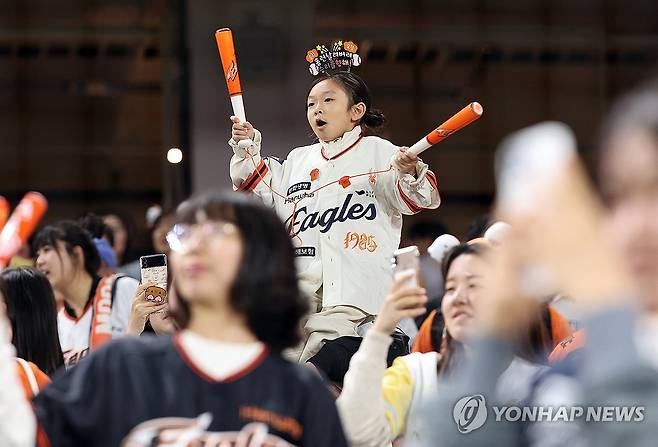 한화 9연승, 단독 1위 (대전=연합뉴스) 배재만 기자 = 7일 대전 한화생명 볼파크에서 열린 프로야구 2025 신한 SOL 뱅크 KBO리그 삼성 라이온즈와 한화 이글스의 경기에서 한화가 10-6으로 이겨 9연승으로 단독 1위를 달성하자 팬들이 환호하고 있다. 2025.5.7 scoop@yna.co.kr