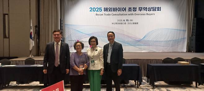 상담 테이블 돌며 인사하는 변철환(맨 오른쪽) 동포청 차장 (부산=연합뉴스) 박현수 기자 = 지난 10일 부산 롯데호텔에서 열린 '2025 중소기업 수출상담회'에서 변철환(맨 오른쪽) 재외동포청 차장이 상담 테이블을 돌며 해외 바이어들과 기념사진을 찍고 있다. 2025. 06. 10. phyeonsoo@yna.co.kr