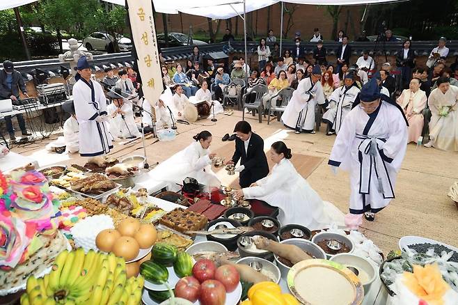 지난해 금성당제 '유교제례'에 참여한 김미경 은평구청장(중앙) [은평구 제공. 재판매 및 DB 금지]