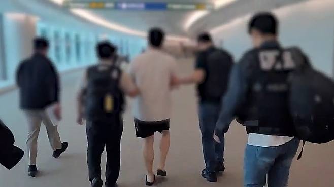 경찰이 A씨를 국내로 송환하는 모습 [경기남부경찰청 제공. 재판매 및 DB 금지]