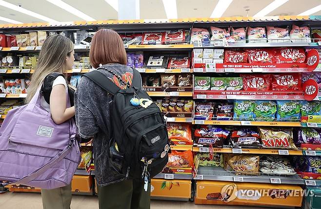 식품기업 줄인상에 5% 이상 뛴 품목 19개 (서울=연합뉴스) 서명곤 기자 = 8일 서울 시내 한 대형 마트에 초콜릿이 진열돼 있다. 통계청 국가통계포털(KOSIS)에 따르면 지난달 가공식품 74개 품목 가운데 계엄사태 직전인 지난해 11월 대비 물가지수가 상승한 품목은 53개로 전체의 72%를 차지한다. 초콜릿은 10.4% 치솟았고 커피는 8.2% 상승했다. 양념 소스와 식초, 젓갈은 7% 넘게 올랐다. 2025.6.8 seephoto@yna.co.kr
