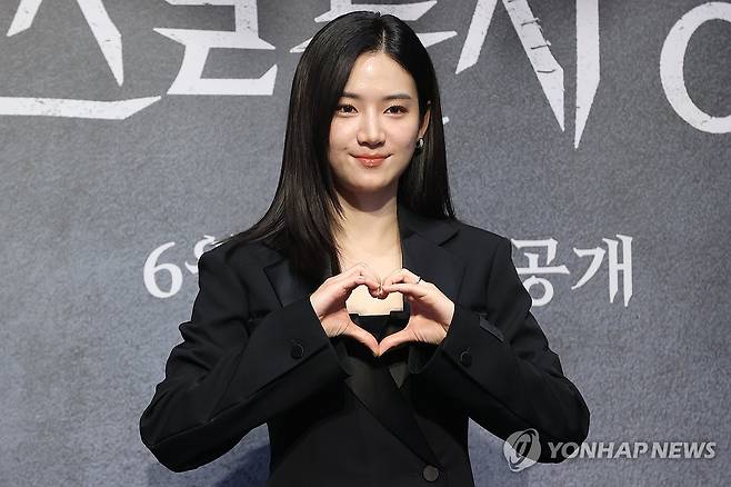 하트 만든 박주현 (서울=연합뉴스) 강민지 기자 = 배우 박주현이 12일 서울 구로구 라마다서울신도림호텔에서 열린 STUDIO X+U 미드폼 드라마 '메스를 든 사냥꾼' 제작발표회에서 포즈를 취하고 있다. 2025.6.12 mjkang@yna.co.kr