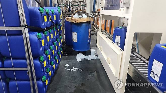 울산 유해화학물질 누출 현장 (울산=연합뉴스) 12일 오전 울산 울주군 온산읍의 한 화학물질 제조공장에서 드럼통에 넣던 유해화학물질 수산화테트라메틸암모늄(TMAH)이 누출되는 사고가 났다. 이 사고로 50대 작업자가 크게 다쳐 심정지 상태로 병원에 옮겨졌다. 사진은 사고 현장. 2025.6.12 [울산소방본부 제공. 재판매 및 DB 금지] jjang23@yna.co.kr