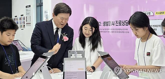 꿈키올래 진로직업체험센터 돌아보는 김광수 교육감 (서귀포=연합뉴스) 김호천 기자 = 김광수 제주도교육감이 12일 제주혁신도시에 있는 꿈자람센터에 마련된 '꿈키올래 진로직업체험센터'를 찾은 학생들이 생성형 인공지능(AI)과 진로 상담을 하는 학생과 이야기하고 있다. 2025.6.12 khc@yna.co.kr