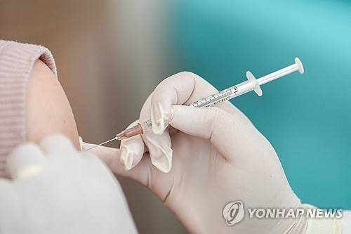 코로나19 백신 부스터샷 맞는 여성 (방콕 로이터=연합뉴스 자료사진) 2025년 1월 5일 태국 경찰병원에서 한 여성이 화이자-바이오엔테크의 코로나19 백신 부스터 샷을 맞고 있다. (REUTERS/Athit Perawongmetha/File Photo) 2025.6.12.
