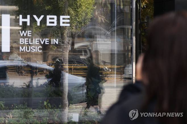 하이브 3분기 실적 발표 (서울=연합뉴스) 류효림 기자 = 하이브가 올여름 2024 파리올림픽 영향과 반년 넘게 이어진 민희진 전 어도어 대표와의 내홍 속에 3분기 매출과 영업이익이 모두 하락했다. 하이브는 연결 기준 올해 3분기 영업이익이 542억원으로 지난해 동기보다 25.4% 감소했다고 5일 공시했다. 사진은 이날 서울 용산구 하이브 사옥 모습. 2024.11.5 ryousanta@yna.co.kr