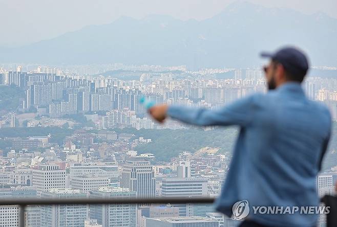 서울 집값 상승세 토허구역 이어 성북·노원 등으로 확산 기류 (서울=연합뉴스) 류영석 기자 = 서울의 집값 상승세가 토지거래허가제(토허제)로 지정된 서울 강남 3구와 용산구 등을 넘어 성북구와 노원구, 금천구 등으로 확산하는 조짐을 보이는 가운데 10일 서울 남산에서 바라본 성북구, 노원구 일대 아파트 단지 모습.
     이날 부동산 플랫폼 직방에 따르면 지난달 서울 성북구의 상승 거래 비중은 46.8%를 기록했다. 이는 전월(42.3%) 대비 4.6%포인트 상승한 수치다.
    노원구의 상승거래 비중도 44.5%로 전월보다 4.5%포인트 증가했다. 금천구 역시 상승거래가 지난 4월 44.7%에서 지난달 46.3%로 늘었다.2025.6.10 ondol@yna.co.kr